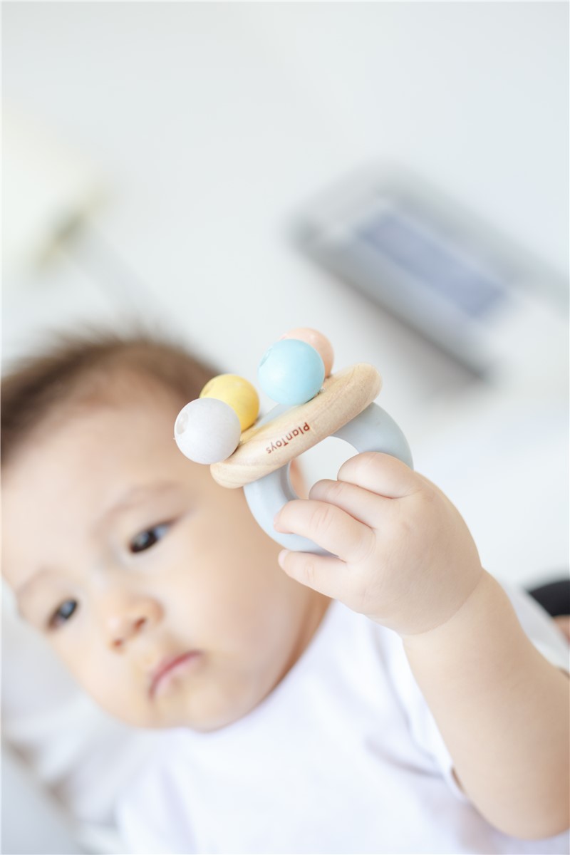 El sonajero campana viene con un mango agarra-fácil y bolas sonajero para estimular a los bebés a explorar sus habilidades auditivas.