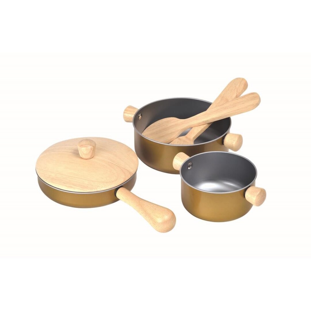 Menaje de cocina de madera Plan Toys que incluye varios elementos: sartén, olla con tapa, cacerola, espátula y cuchara