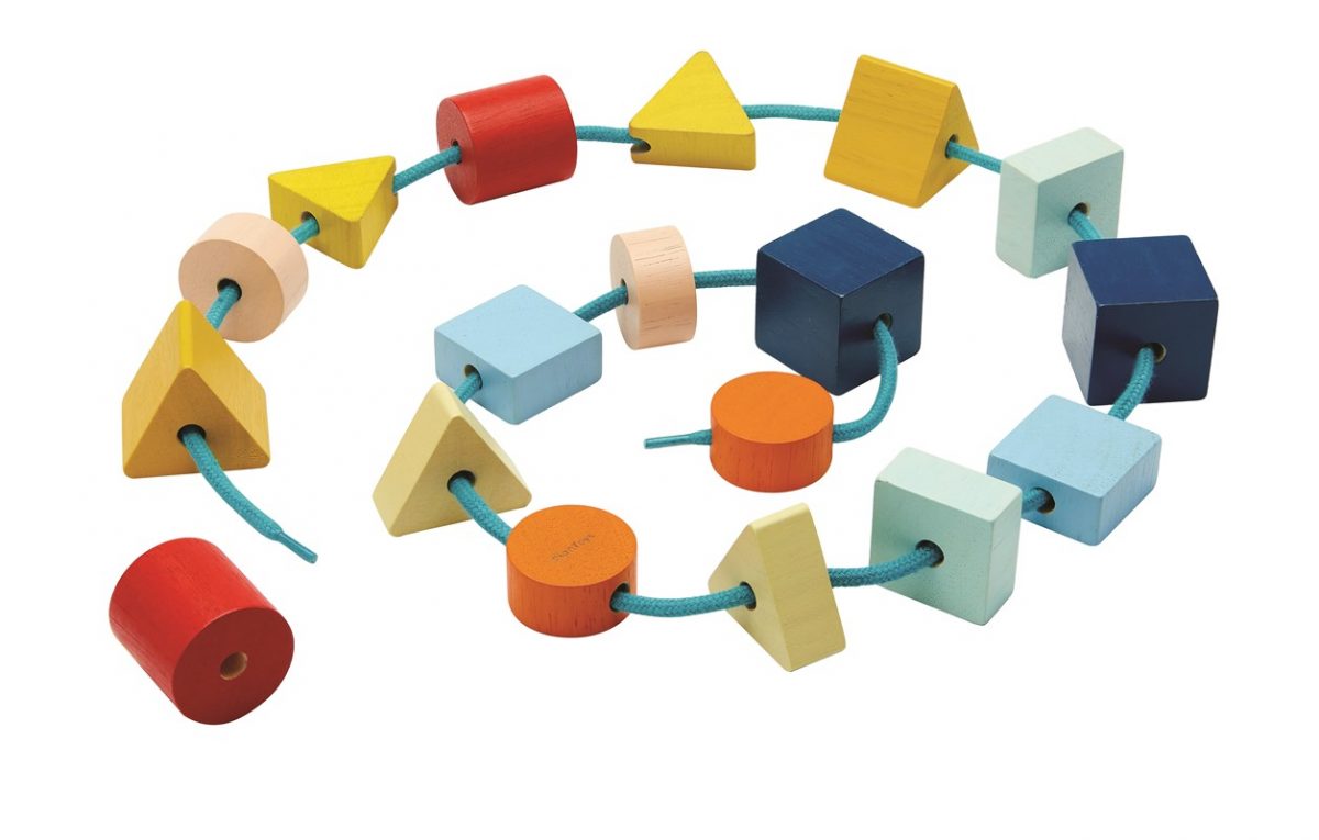 El juego consta de 18 cuentas en 3 formas geométricas diferentes, 1 cordón largo y 3 cordones cortos. Los niños pueden crear patrones sin fin a partir de su imaginación o seguir nuestra hoja de instrucciones de juego provista. Compatible con otros conjuntos de bloques de la serie Unit Link .
