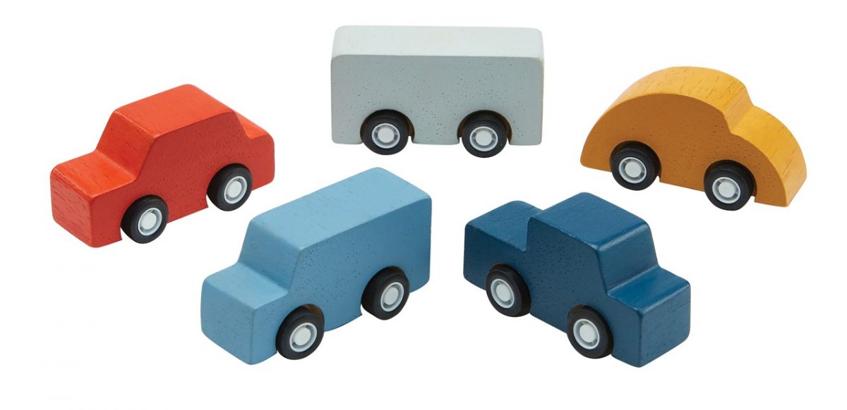 Da un paseo por la ciudad con el set de minicoches! Diseñado con madera maciza de colores en un estilo minimalista. Este juego incluye 5 vehículos diferentes: un autobús, una furgoneta, un camión y dos coches con diferentes formas.