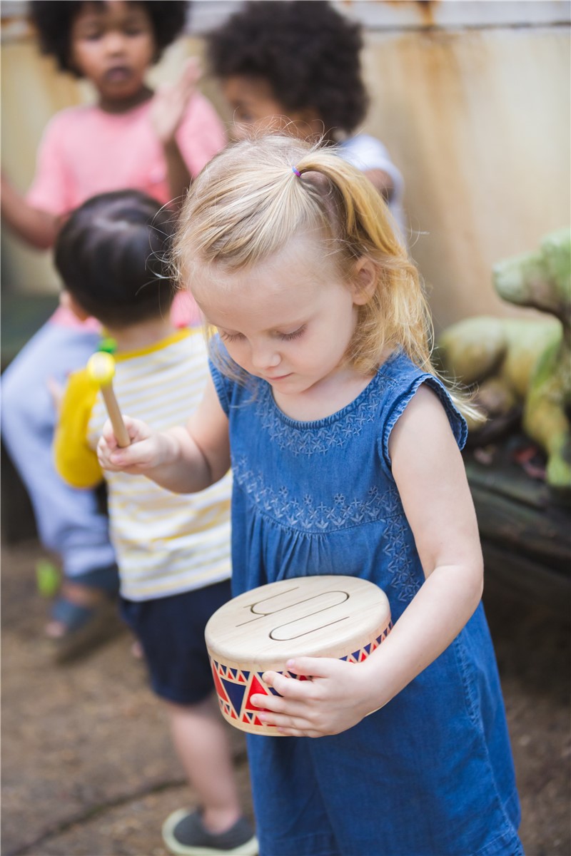 Un tambor completado con una baqueta que desarrolla la percepción espacial de los niños, los músculos de los brazos y los nervios auditivos.La baqueta tiene una cabeza de goma para suavizar el sonido.