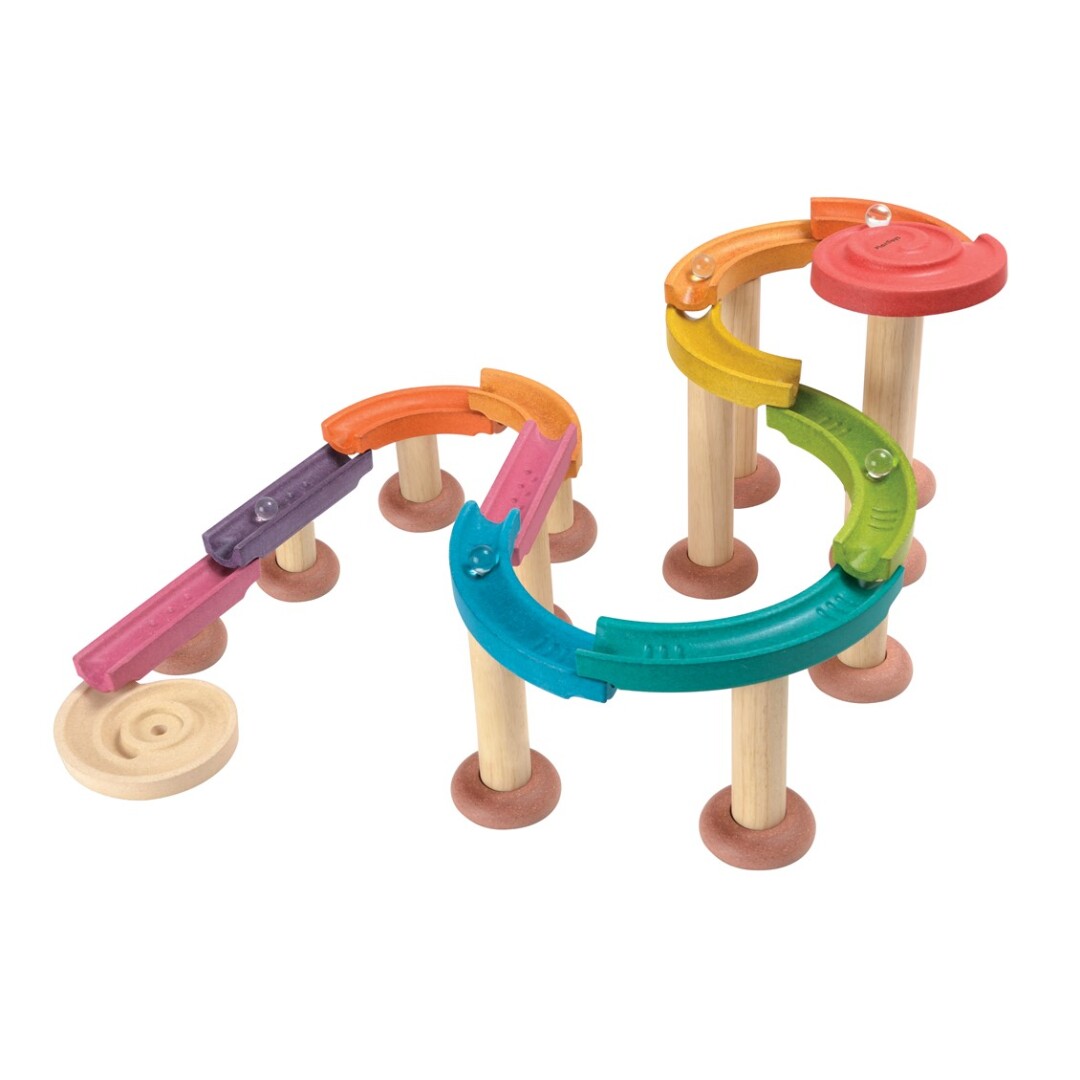 Construye una fantástica pista de canicas con este juego de 30 piezas de colores brillantes.