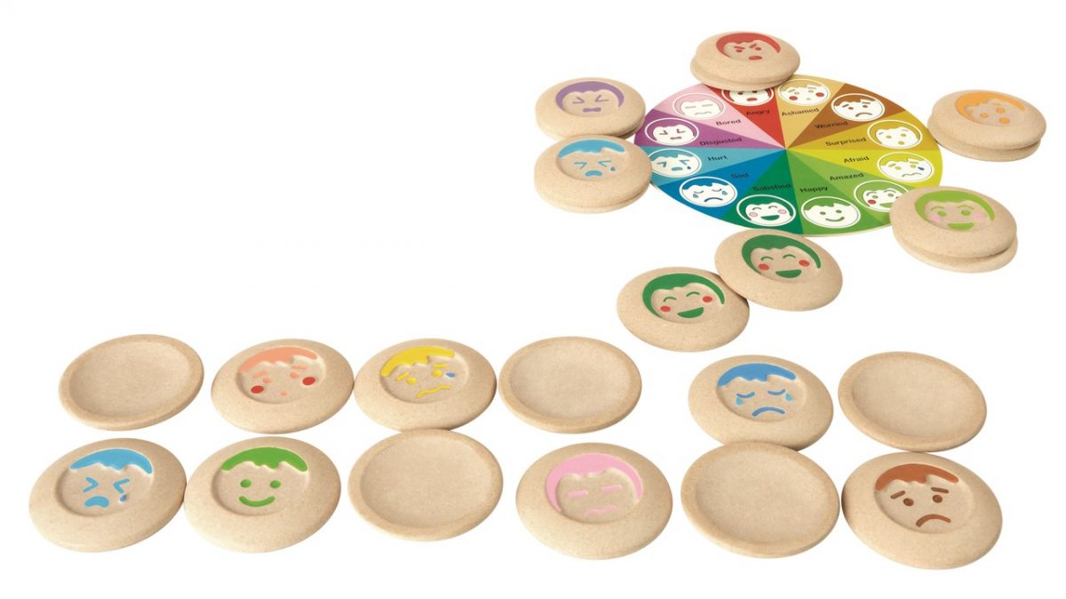 El conjunto consta de 24 piezas de madera con 12 emociones diferentes. ¡Los niños pueden aprender a combinar dos emociones idénticas con este divertido juego de memoria!