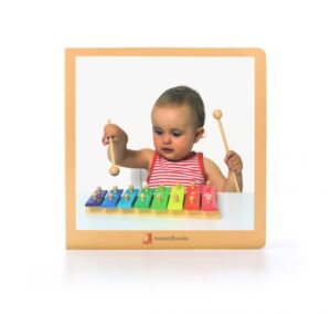 Libro de fotografías de diferentes instrumentos musicales, especialmente seleccionados para que los peques puedan reconocerlos y familiarizarse con ellos. Se incluyen fotografías de violín, maracas, saxofón, guitarra, flauta, xilófono, pandereta, trompeta, piano y tambor.