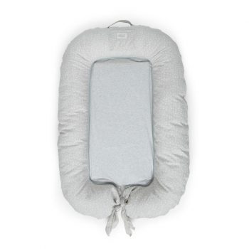2 in 1: NURSING PILLOW and BABYNEST. Large contour to support the baby. 100% portable, lightweight and compact. Ideal for sleeping with your baby in bed or as a travel cradle. The base can be removed thanks to a zipper, turning the outline into a nursing pillow. Available in our favorite 100% cotton or linen fabrics.